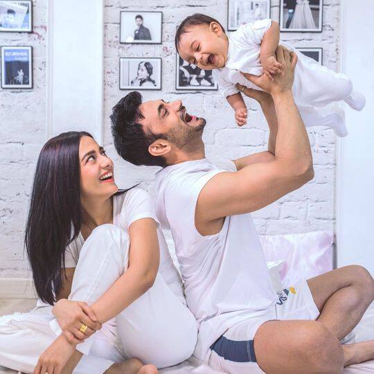 Amrita Rao Son Veer first Birthday Shares Cute Family Photo on Instagram with Husband RJ Anmol Amrita Rao: अमृता राव ने इंस्टा पर शेयर की फैमली फोटो, बेटे के पहले बर्थडे पर लिखा क्यूट पोस्ट