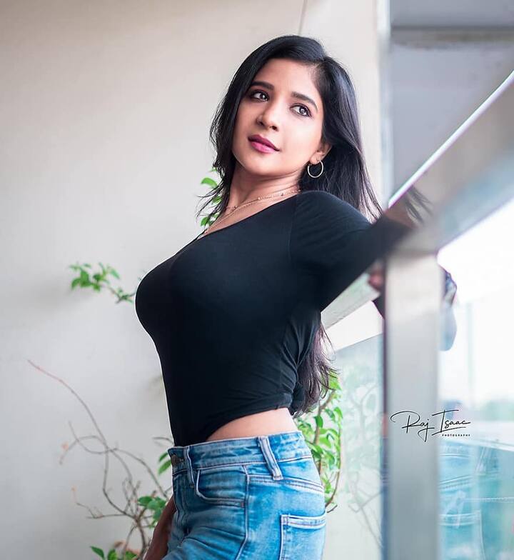 நிலவின் கனவு, கனவில் நிலவு எது நீ, எது நான், என புரியவில்லை