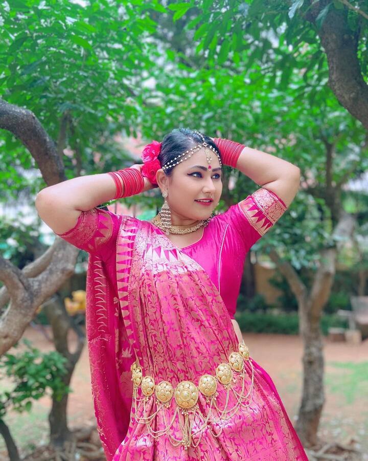 अगर आपकी नई शादी हुई है और आपको हेवी लुक की तलाश है तो आप प्रियंका पंडित के इस लुक से इंस्पिरेशन ले सकती हैं. इस साड़ी का रंग इसे फेस्टिवल के लिए मुफीद बनाता है. कमर पेटी और बालों में फूल लगाकर आप भी स्पेशल लग सकती हैं.