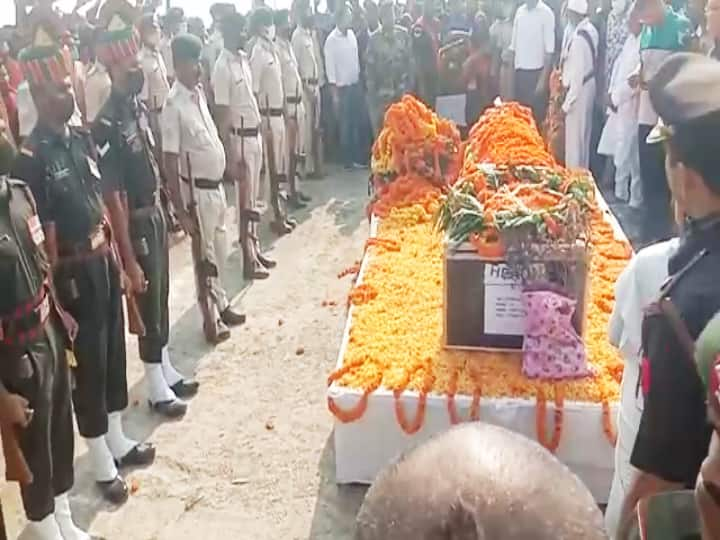 Bihar News: Tribute to martyr Lieutenant Rishi Ranjan with state honors in Begusarai, his father gave fire ann Bihar News: शहीद लेफ्टिनेंट ऋषि रंजन को राजकीय सम्मान के साथ दी गई विदाई, पिता ने मुखाग्नि दी तो नम हो उठीं आंखें