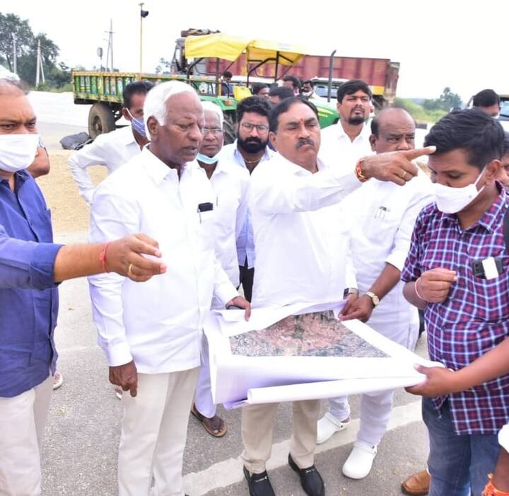 సుమారు 10లక్షల మందితో భారీ ఎత్తున సభను నిర్వహించి, విజయవంతం చేసేందుకు టీఆర్ఎస్ నేతలు రంగంలోకి దిగారు. అందులో భాగంగా వరంగల్ నగరంలోని మడికొండ, ఉనికిచర్ల, రాంపూర్ శివార్లలోని ఖాళీ స్థలాలను తెలంగాణ మంత్రులు ఎర్రబెల్లి దయాకర్రావు, సత్యవతి రాథోడ్ పరిశీలించారు.