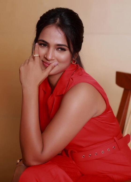 ஒற்றை பார்வை பார்த்தால் எல்லோரது மனதும் தடுமாறும்