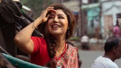 Debina Bonnerjee Update: লাল শাড়িতে কলকাতার রাস্তায় টানা রিক্সায় সওয়ার দেবিনা, বললেন, 'উত্তর কলকাতাকে ভালোবাসি'