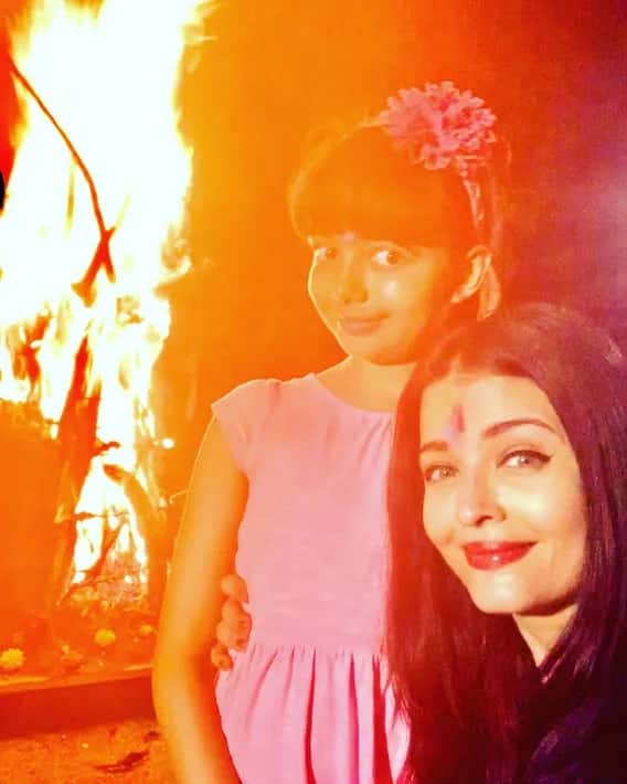 বিভিন্ন অনুষ্ঠানে প্রাক্তন মিস ওয়ার্ল্ড ও তাঁর স্বামী অভিষেক বচ্চন এবং তাঁদের মেয়ে আরাধ্যাকে একসঙ্গে দেখা যায়।