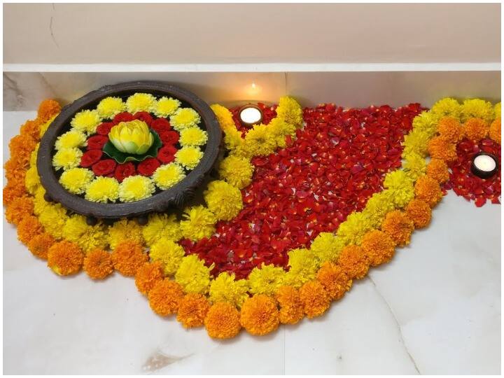 अगर आपके पास समय की कमी है तो आप फूलों की मदद से फटाफट रंगोली बना सकते हैं. गेंदे के फूल और गुलाब के पत्तों से आप इस रंगोली को तैयार कर सकते हैं.