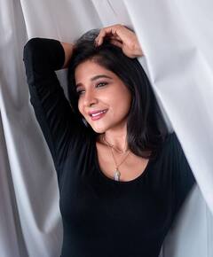 Sakshi Agarwal pics: பால்கனியில் பிளாக் டிரஸ்ஸில் சாக்‌ஷி அகர்வால்...விதவிதமான போஸ்கள்..!