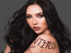 अपनी खूबसूरती का मॉडल ने उठाया फायदा, गार्ड को फंसाकर मां को जेल से भगाया!