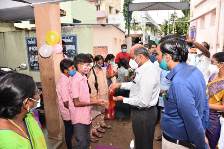 திருச்சி மாவட்டத்தில் திறக்கப்பட்ட பள்ளிகள்...! - மாணவர்களை பூங்கொத்து தந்து வரவேற்ற ஆட்சியர்...!