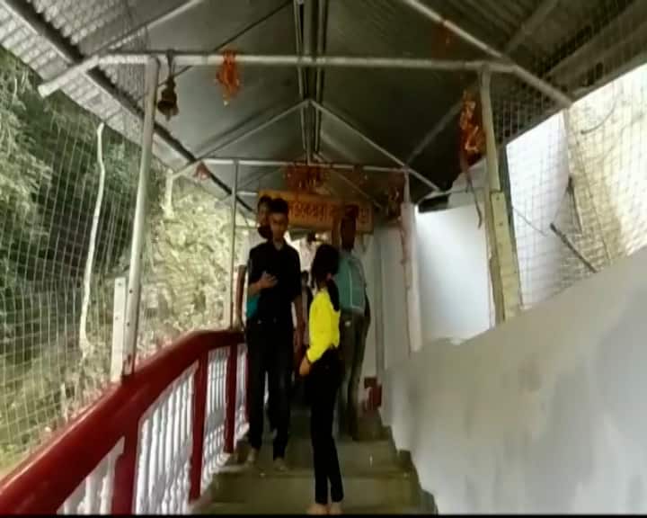 এখানে নেই কোনও বৈভবের ছোঁয়া। সাদামাঠা এই মন্দিরের সঙ্গে মিশে রয়েছে ভক্তদের শ্রদ্ধা, আবেগ।