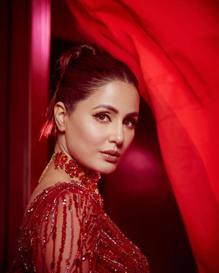 टीवी एक्ट्रेस हिना खान ने हाल ही में इंदौर टाइम्स फैशन वीक में हिस्सा लिया. इस खास इवेंट के लिए हिना खान ने सुर्ख लाल गाउन का चुनाव किया जिसमें वो बेहद ही ग्लैमरस लग रही थीं.