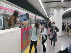 अज्ञात शख्स ने ट्रेन के अंदर कई लोगों को चाकू से किया घायल, फिर लगा दी आग | Tokyo