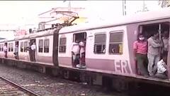 Local Train: সপ্তাহের শুরুতেই থিকথিকে ভিড় ট্রেনে, দেখুন বারাসাত স্টেশনের ছবি | Bangla News