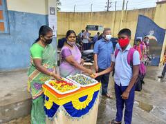 TN School Reopen: மீண்டும் திறக்கப்பட்ட பள்ளிகள்....! உற்சாகத்துடன் வந்த மாணவர்கள்...!