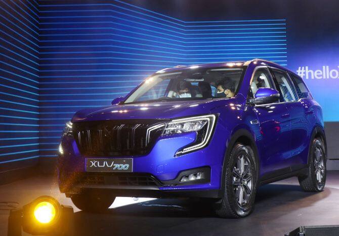 ਜਦੋਂ ਇੰਜਣ ਦੇ ਵਿਕਲਪਾਂ ਦੀ ਗੱਲ ਆਉਂਦੀ ਹੈ, ਤਾਂ XUV700 ਆਪਣੇ 2.0-ਲਿਟਰ ਟਰਬੋ ਪੈਟਰੋਲ ਅਤੇ 2.2-ਲੀਟਰ ਡੀਜ਼ਲ ਦੇ ਨਾਲ ਬਹੁਤ ਜ਼ਿਆਦਾ ਪਾਵਰ ਆਉਟਸ ਦੇ ਨਾਲ ਸਭ ਤੋਂ ਸ਼ਕਤੀਸ਼ਾਲੀ SUV ਦੇ ਰੂਪ ਵਿੱਚ ਸਾਹਮਣੇ ਆਉਂਦੀ ਹੈ। ਗੀਅਰ ਬਾਕਸ ਵਿਕਲਪਾਂ ਵਿੱਚ 6-ਸਪੀਡ ਟਾਰਕ ਕਨਵਰਟਰ ਅਤੇ ਦੋਵੇਂ ਇੰਜਣਾਂ ਦੇ ਨਾਲ 6-ਸਪੀਡ ਮੈਨੁਅਲ ਸ਼ਾਮਲ ਹਨ। XUV700 ਡੀਜ਼ਲ ਨੂੰ 