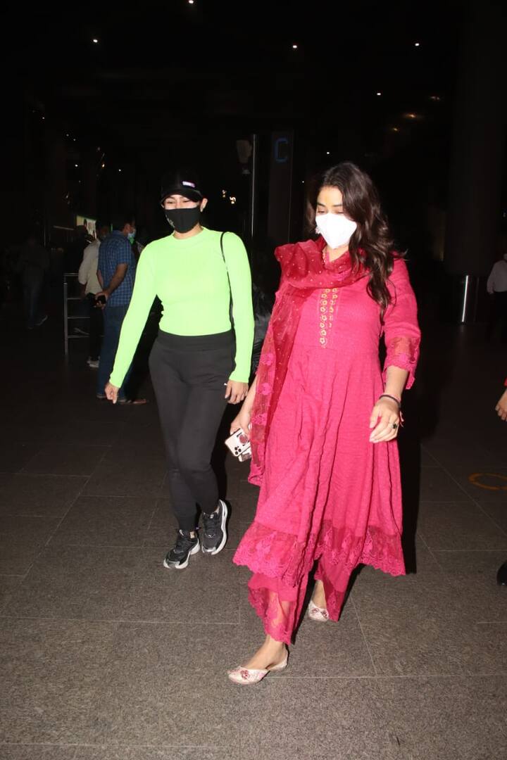 इन दिनों बी टाउन में अगर किसी की दोस्ती के खूब चर्चे हो रहे हैं तो वो हैं सारा अली खान और जाह्नवी कपूर के. दोनों पिछल काफी समय से एक दूसरे की काफी अच्छी सहेली बन चुकी हैं.