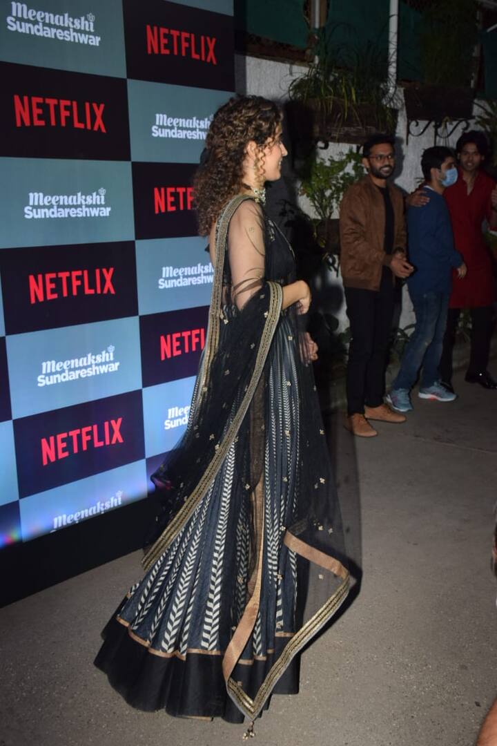 जहां फिल्म की स्टार कास्ट, डायरेक्टर और बॉलीवुड के कुछ खास लोग पहुंचे और सभी ने फिल्म देखी. इस दौरान सान्या का लुक काफी चर्चा में आ गया है.