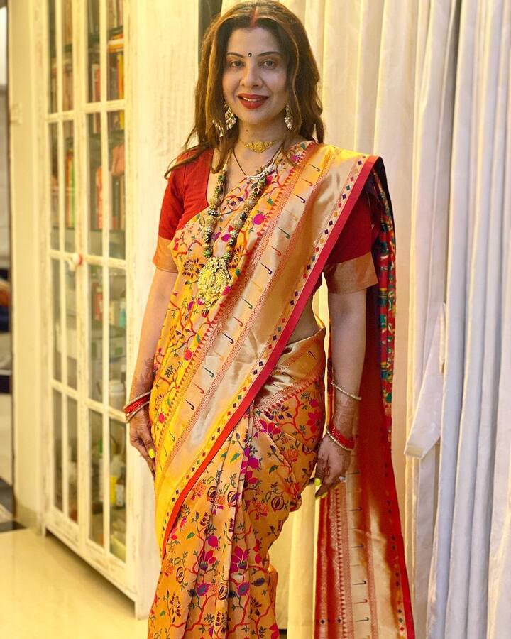 अगर साड़ी पसंद करती हैं तो संभावना सेठ की तरह येलो कलर की बनारसी साड़ी चुनें. साथ में हेवी टेंपल ज्यूलरी से संभावना की तरह आप भी फेस्टिव रेडी दिख सकती हैं. ये एवरग्रीन लुक है जो किसी भी फेस्टिवल पर कैरी किया जा सकता है.