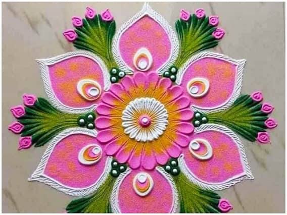 भारतात सणांवर रांगोळी काढण्याची परंपरा खूप जुनी आहे. मात्र, अनेकवेळा सण-समारंभात आपण खूप व्यस्त असतो आणि वेळेची कमतरता असते. अशा परिस्थितीत तुम्ही तुमचे घर या सर्वात सोप्या रांगोळी डिझाइन्सने सजवू शकता.