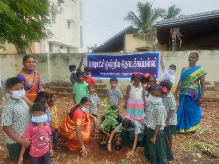 கரூரில் திறக்கப்பட்ட 1062 பள்ளிகள்...! - மாணவர்களை பூங்கொத்து கொடுத்து வரவேற்ற ஆட்சியர்...!