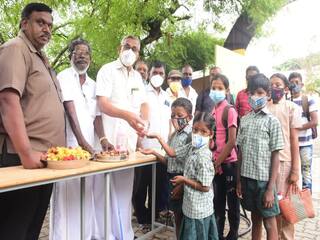 கோவையில் பள்ளிகள் திறப்பு: மிட்டாய், பூக்கள் கொடுத்து மாணவர்களுக்கு உற்சாக வரவேற்பு