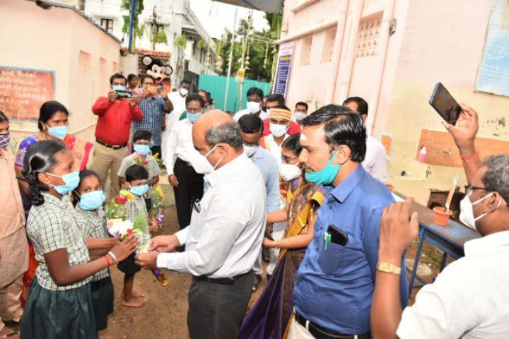 Enthusiastic welcome for school children in Trichy district. திருச்சி மாவட்டத்தில் திறக்கப்பட்ட பள்ளிகள்...! - மாணவர்களை பூங்கொத்து தந்து வரவேற்ற ஆட்சியர்...!