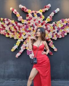 सर्जरीमुळे मौनी रॉय पूर्ण बदललीये; पाहा तिचे रेड सॅटिन ड्रेस मधले खास फोटो!