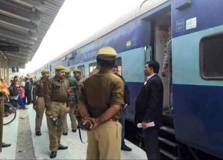 High alert declared in UP after receiving letter threatening serial blasts, increased security ANN धमकी भरी चिट्ठी के बाद उत्तर प्रदेश में हाई अलर्ट, रेलवे स्टेशनों-मंदिरों की बढ़ाई गई सुरक्षा