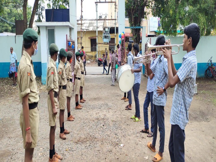 கோவையில் பள்ளிகள் திறப்பு: மிட்டாய், பூக்கள் கொடுத்து மாணவர்களுக்கு உற்சாக வரவேற்பு