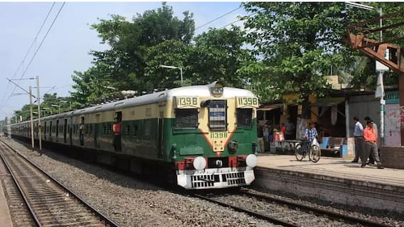 Local Train: সপ্তাহের শুরুতেই ব্যান্ডেল-কাটোয়া লাইনে অবরোধ | Bangla News