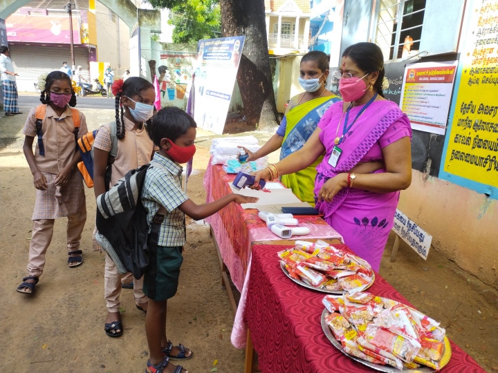 நாகையில் திறக்கப்பட்ட 700 பள்ளிகள் - மங்கள வாத்தியம் முழங்க மாணவர்களுக்கு சால்வை அணிவித்த ஆட்சியர்