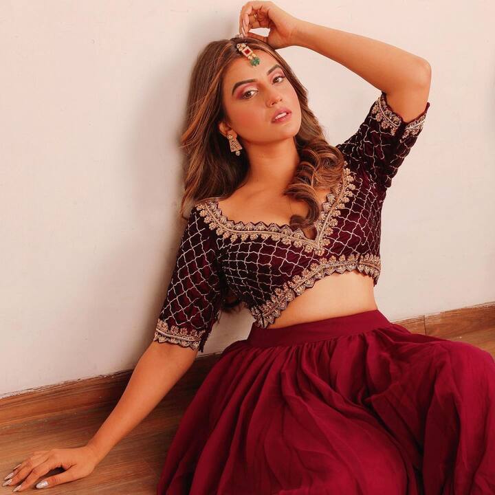 अक्षरा सिंह का ये लहंगा चोली स्पेशल लग रहा है अपने कलर की वजह से. आप भी चाहें तो इस फेस्टिव सीजन में वेलवेट के ब्लाउज के साथ प्लेन लहंगा कैरी कर सकती हैं. साथ में कांट्रास्ट ज्यूलरी जरूर पहनें.