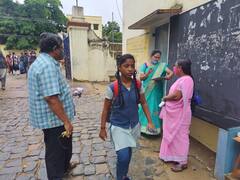 TN School Reopen: மீண்டும் திறக்கப்பட்ட பள்ளிகள்....! உற்சாகத்துடன் வந்த மாணவர்கள்...!