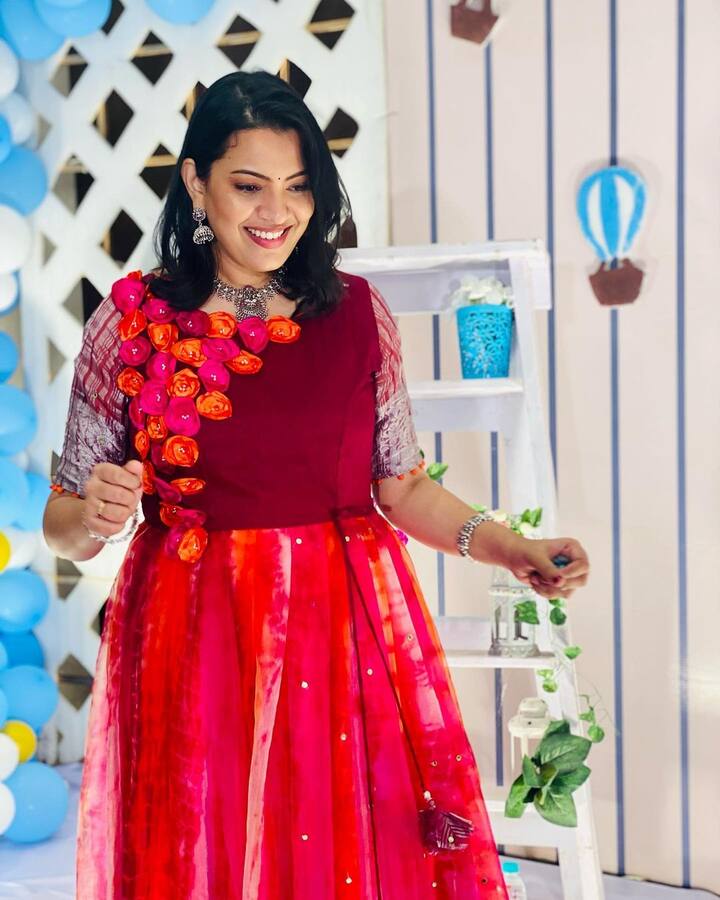 లిటిల్ మ్యుజిషియన్స్ అకాడమీలో కచ్చర్లకోట పద్మావతి, రామాచారిల వద్ద చిన్న వయసు నుండే శాస్త్రీయ, సినీ, లలిత సంగీతాలలో శిక్షణ పొందారు గీత.(Image credit: Instagram)