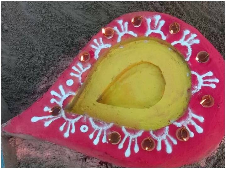उत्तर प्रदेश में राम नगरी अयोध्या में तीन नवंबर को दीपोत्सव मनाया जाएगा. इस खास मौके के लिए अयोध्या के राम घाट को रंग बिरंगी लाइट से सजाया गया है.
