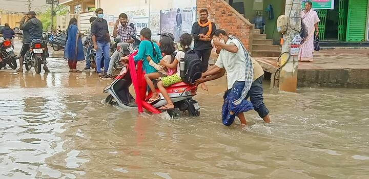 పలు కాలనీలో మెుత్తం నీట మునిగాయి.