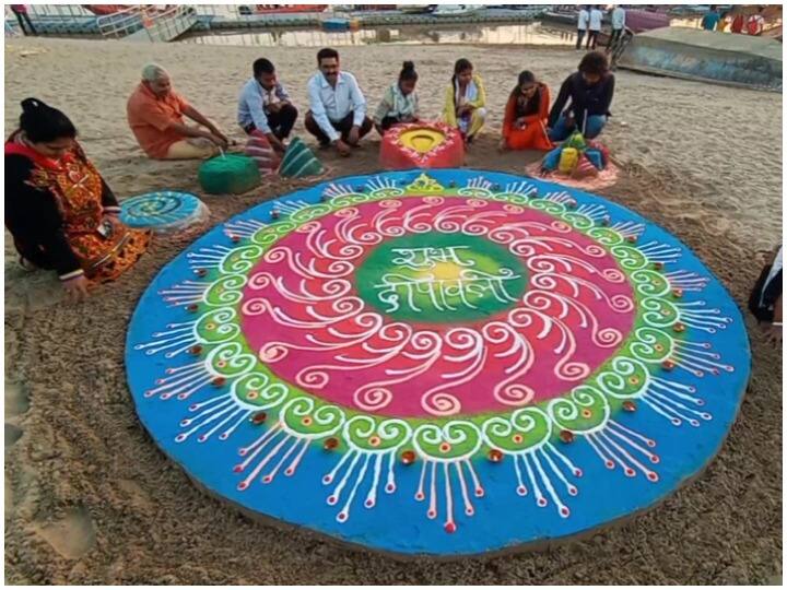 दिवाली के मौके पर जगह-जगह रंगोली बनाई जा रही है. दिपोत्सव को लेकर संत समाज में भी उत्साह है. संत समाज दीपावली के माध्यम से त्रेता की अयोध्या का दर्शन करते हैं. कहते हैं कि जब भगवान राम लंका पर विजय प्राप्त करके अयोध्या लौटे तो अयोध्या वासियों ने दीपावली मनाई थी और दीपावली की मुख्य परंपरा से यहीं से शुरू हुई.