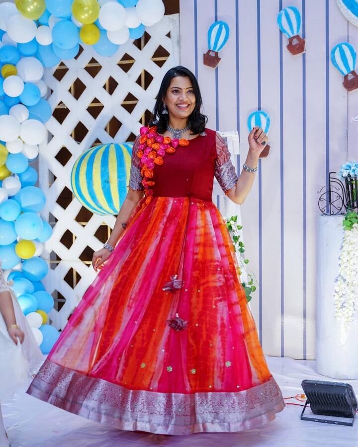 తెలుగులో ఉత్తమ గాయనీమణులలో సింగర్ గీతా మాధురి కూడా ఒకరు. ఆమెకు తెలుగులో ఎంతో మంది వీరాభిమానులున్నారు. (Image credit: Instagram)