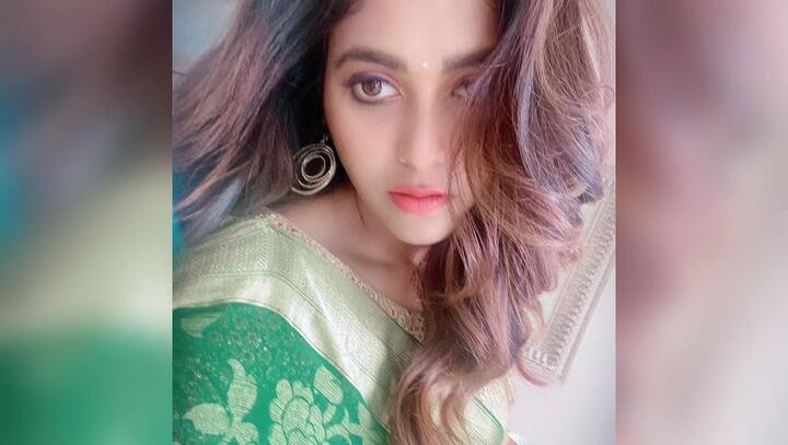 టాలీవుడ్ ప్రేక్షకుల ఆదరణ పొందిన అతి కొద్ది మంది తెలుగు హీరోయిన్ల జాబితాలో అంజలి ఉంటుంది. 