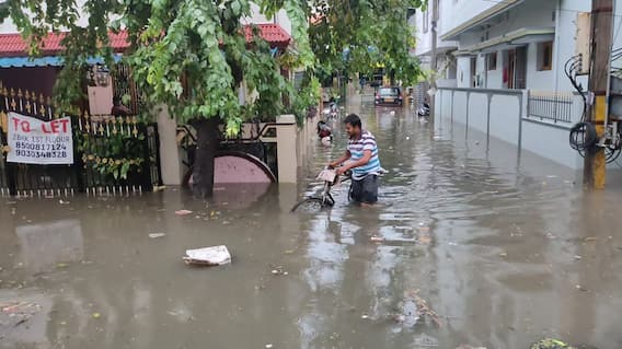 ఇదేం చెరువు కాదు.. కాలనీలే.. వర్షపు నీరు ఇలా ముంచేసింది ఇదేం చెరువు కాదు.. కాలనీలే.. వర్షపు నీరు ఇలా ముంచేసింది