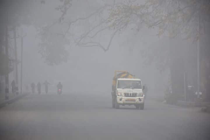 UP Weather Updates: पहाड़ों पर बर्फबारी ने बढ़ाई यूपी में ठिठुरन, जानें आज कैसा रहेगा मौसम का हाल UP Weather Updates cold increase in up after snowfall in Uttarakhand UP Weather Updates: पहाड़ों पर बर्फबारी ने बढ़ाई यूपी में ठिठुरन, जानें आज कैसा रहेगा मौसम का हाल