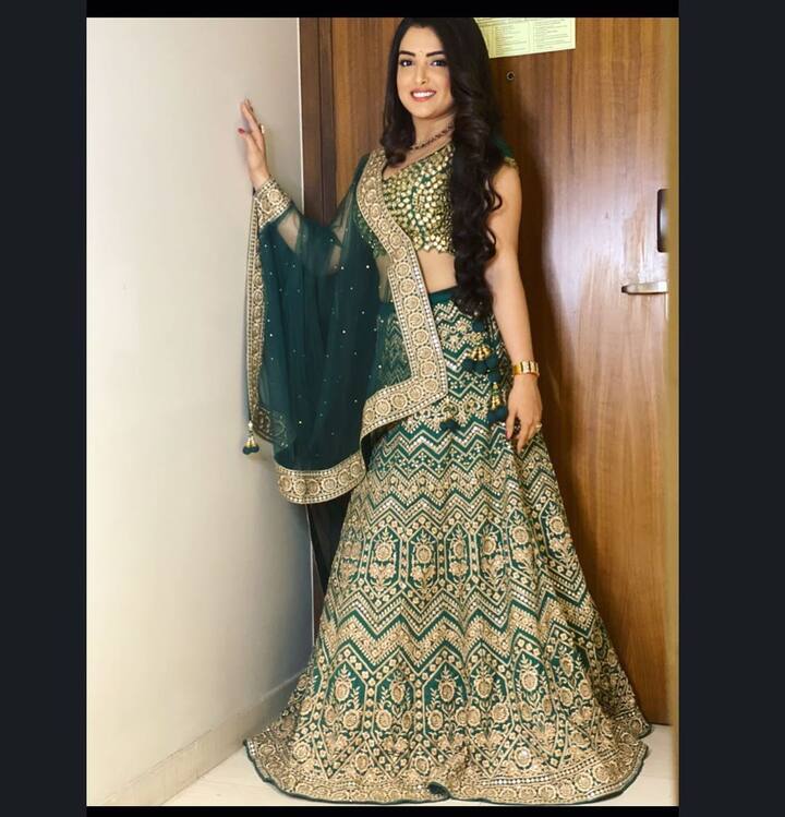 अगर इस बार की दीवाली पर लहंगा पहनने का मन है तो आम्रपाली की तरह इस ग्रीन कलर के लहंगे का सेलेक्शन कर सकती हैं. इस बार ग्रीन कलर इन है और इस रंग के कपड़े बहुत पसंद किए जा रहे हैं.