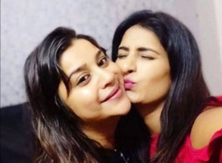 भोजपुरी एक्ट्रेस अनारा गुप्ता और पूनम दुबे बेस्ट फ्रेंड है. ये दोनों एक दूसरे के साथ काफी टाइम स्पेंड करते हैं और अपनी फोटोज सोशल मीडिया पर शेयर करती रहती हैं.