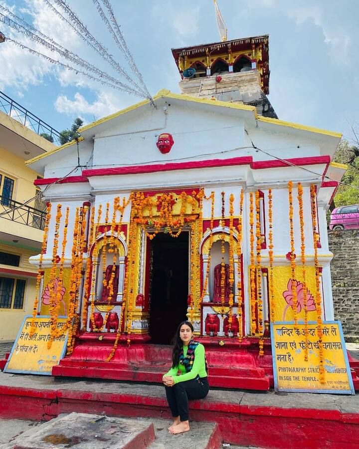 వారిద్దరి తీర్థయాత్రలు అభిమానులకు చాలా ముచ్చటగా అనిపిస్తున్నాయి. గ్లామరస్ గా కనిపించే వీరిలో ఈ కోణం కూడా ఉందా అని ఆశ్చర్యపోతూనే మెచ్చుకుంటున్నారు నెటిజన్లు. (Image credit: Instagram)