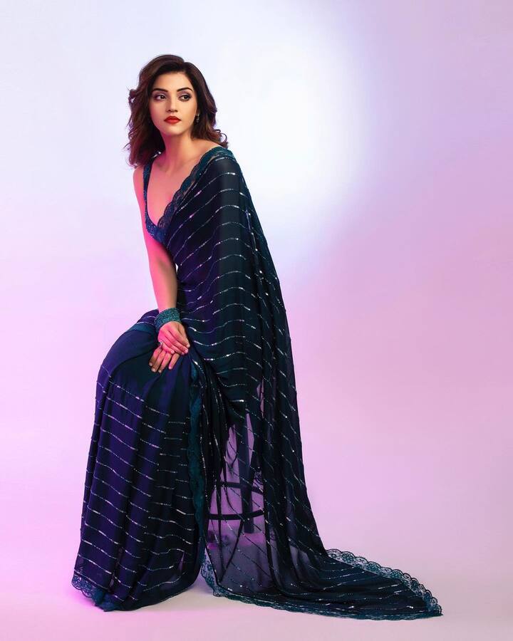 మెహ్రీన్ అందాల జాతర... నీలిరంగు చీరలో మెరిసిపోతోంది ఎఫ్2 భామ  (Image credit: Instagram)