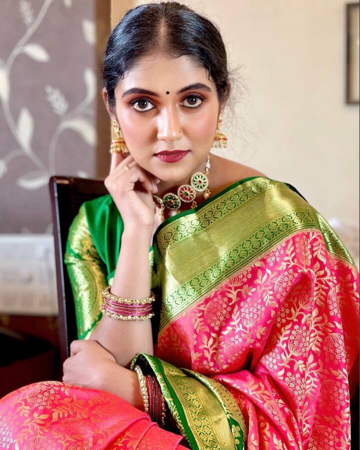 रिंकूने या फोटोला 'विंटेज पिंक' असे कॅप्शन दिले आहे(photo credit: rinku rajguru:instagram)