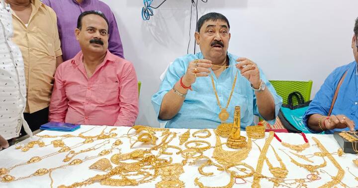 অনুব্রতর কথায়, মায়ের কাছে কেঁদে বললেই, সব ইচ্ছে পূরণ করেন তিনি। তাঁর স্থির বিশ্বাস, মা ভবিষ্যতেও তাঁর কথা শুনবেন।