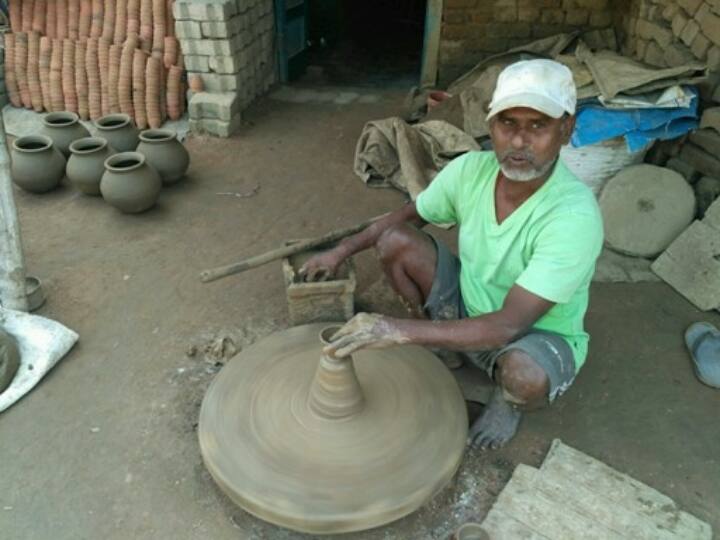 Maa Lakshmi is kind to potters on Diwali, Swadeshi's slogan increased the sale of Diya in Prayagraj ANN Prayagraj: दीपावाली पर कुम्हारों पर मेहरबान है लक्ष्मी, स्वदेशी के नारे ने बढ़ाई मिट्टी के दीयों की बिक्री