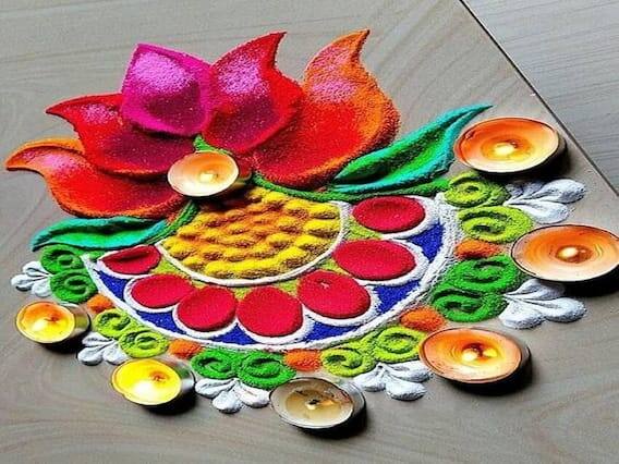 काही लोक घराच्या अंगणात लाकडाच्या भुसाच्या रंगांनी रांगोळी काढतात. जे बघायला खूप सुंदर दिसते. (फोटो क्रेडिट - सोशल मीडिया)