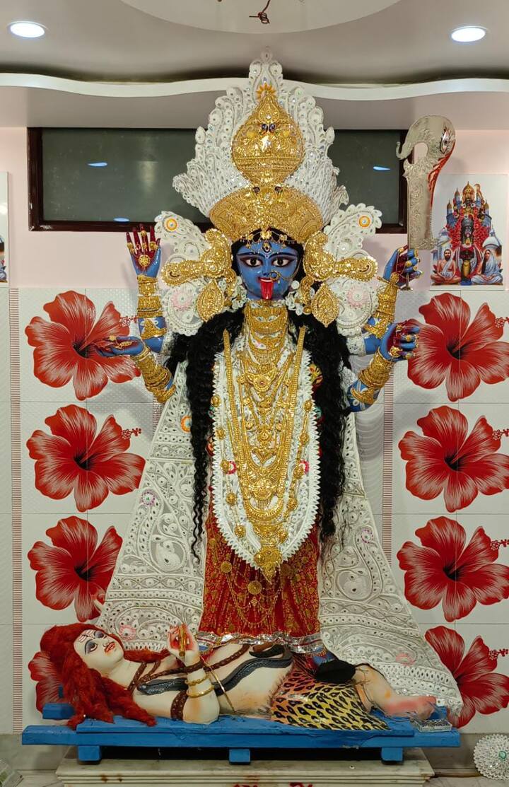 দু’বছর পর এবার নিজে হাতে কালীকে গয়না পরালেন তিনি। অন্যান্য বছর ৩৬০-৩৭০ ভরি গয়নায় সাজলেও, এবছর প্রতিমার গয়নার পরিমাণ আরও ২০০ভরি বেড়েছে। প্রায় তিন কোটির গয়না পাহারা দিতে মোতায়েন সশস্ত্র পুলিশ।
