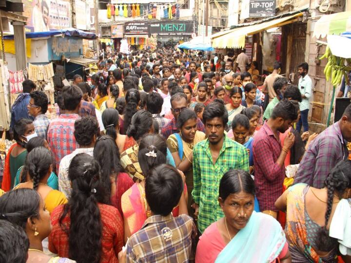 மஹால் தெருவில் பொதுமக்கள் நடந்து செல்லும் காட்சி.